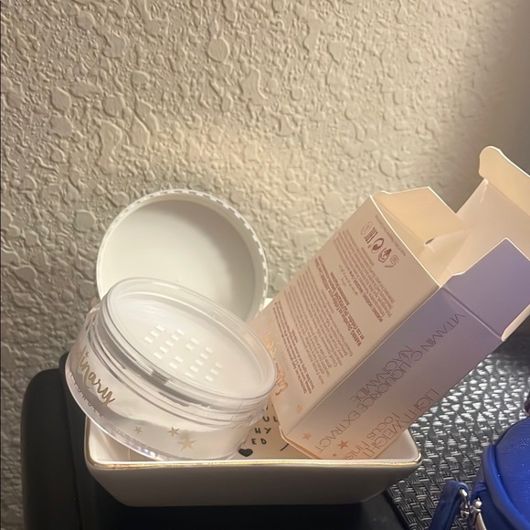 Ciate Extraordinary Translucent Powder - Picture 3 of 3